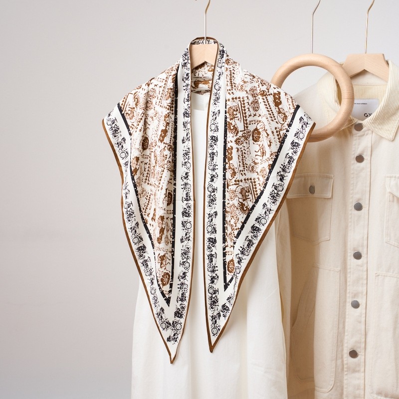 新款时尚高级感三角巾老钱风屁帘腰封时髦仿真丝披肩女士三角丝巾