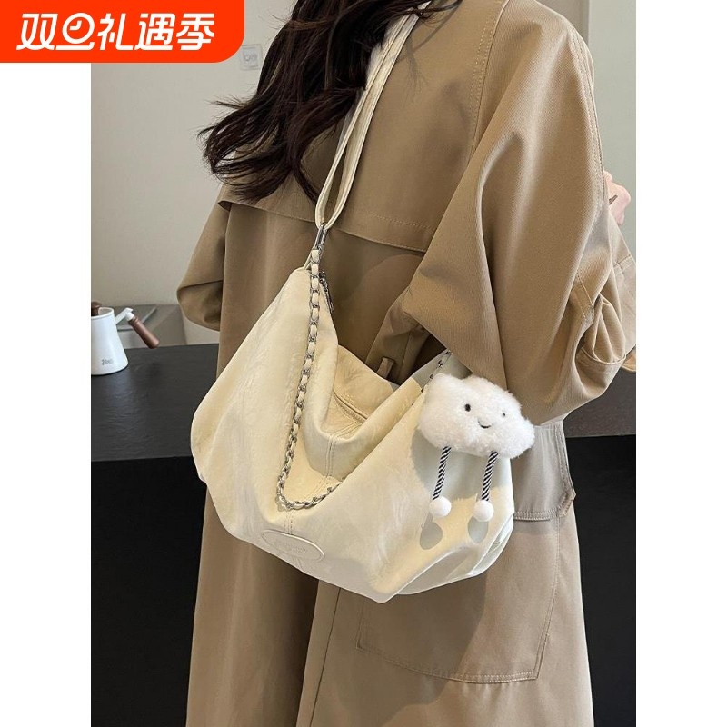 今年流行的包包女式2025新款高级感女式大容量斜挎包通勤饺子包