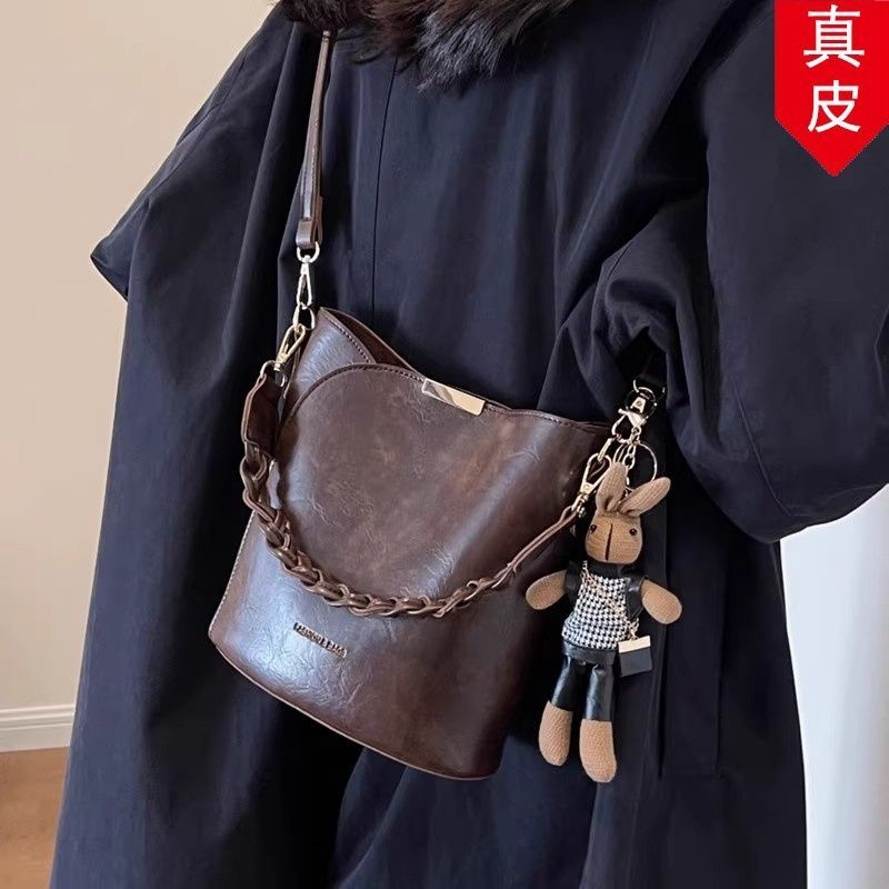 真皮复古包包女士新款高级质感百搭斜挎包爆款手提水桶包