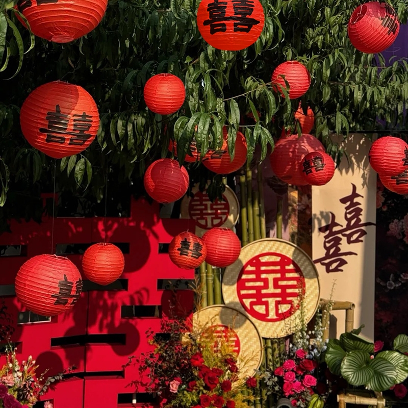 农村院子树上绿植灯笼挂件