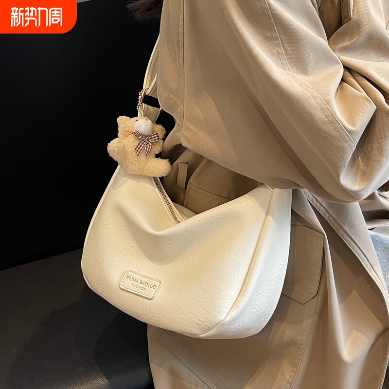 今年流行包包女秋冬通勤单肩包休闲百搭简约大容量斜挎饺子包白色