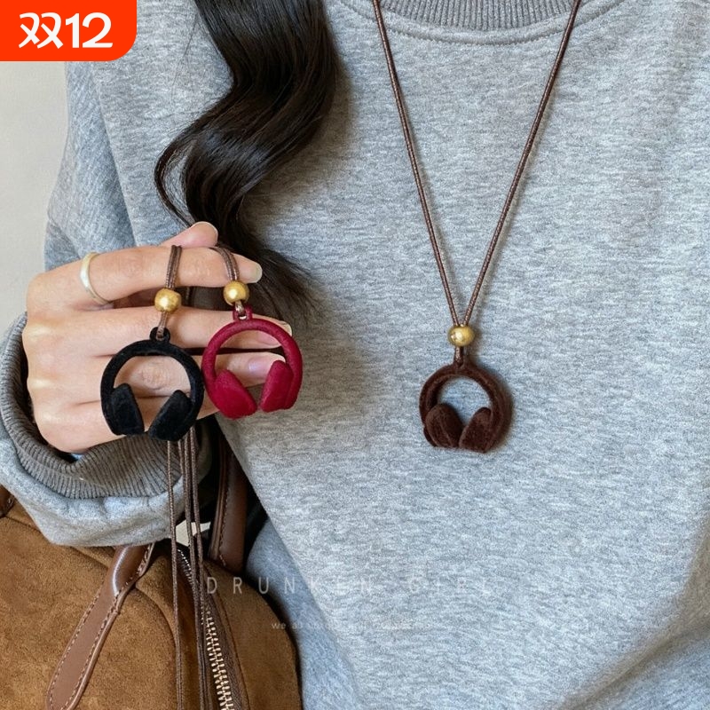 嘻哈风 红色植绒耳机吊坠项链女秋冬复古2025新款长款毛衣链配饰