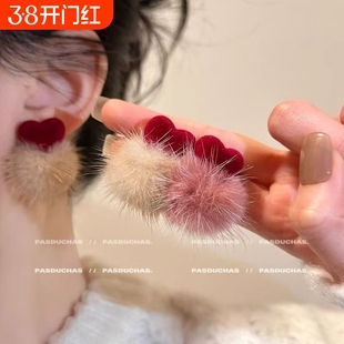过年甜美气质新年红丝绒爱心毛绒球耳钉女适合冬天感耳夹小众耳环