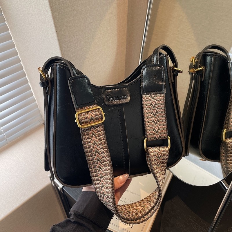 高级感小众包包女2026新款春流行复古单肩包通勤宽带斜挎水桶包