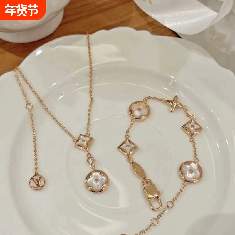 高版本菱形四叶草项链玫瑰金四花贝母手链中古银饰戒指饰品套装