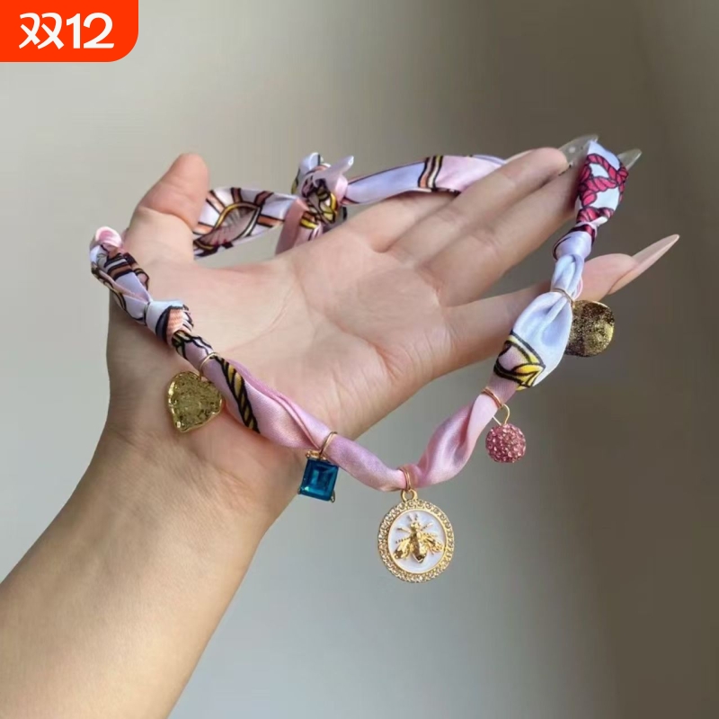 甜酷风粉色编织丝巾项链女款轻奢小众设计感多元素金色圆牌锁骨链