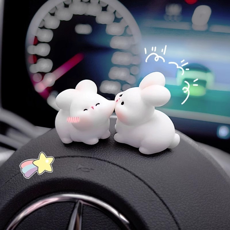 车内饰品摆件网红可爱亲脸小动物汽车中控台屏幕后视镜车载装饰品