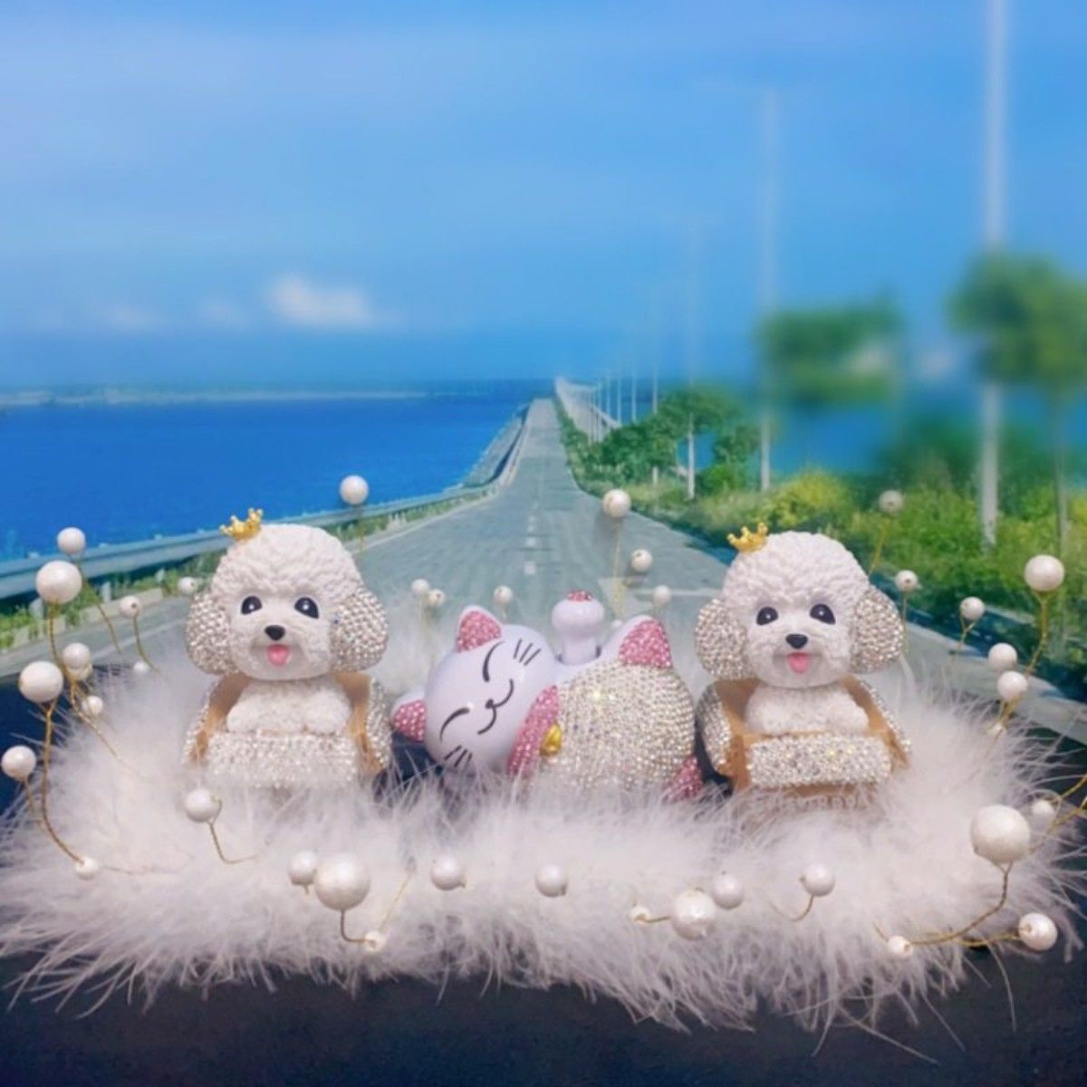 宝马新款镶钻摇头泰迪狗汽车中控台摆件高级感可爱女士车载装饰品