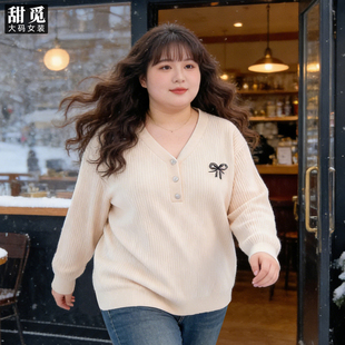甜觅特大码女装冬装胖mm300斤洋气爱心钻扣蝴蝶结显瘦V领保暖毛衣