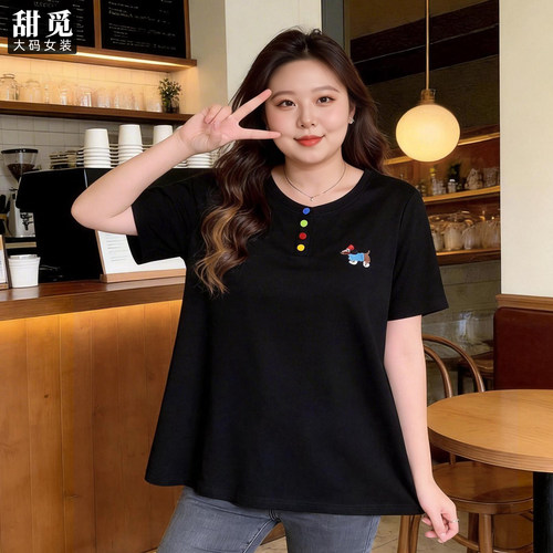 甜觅特大码女装夏装胖mm300斤胖妹妹百搭小狗绣花彩色纽扣短袖T恤