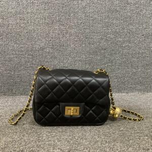 羊皮链条锁扣潮小方包女包百搭