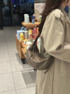 头层牛皮单肩腋下实用饺子包女