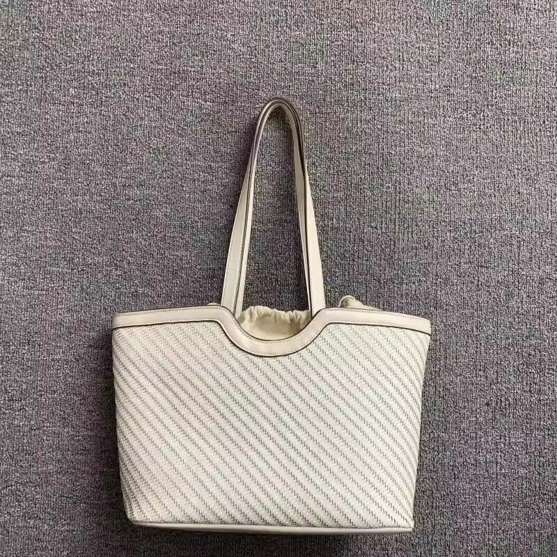 商场捡漏~~质感牛皮女包韩版百搭头层牛皮编织手提腋下实用托特包