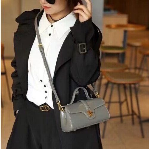 梦嘉丽头层牛皮单肩锁扣邮差包