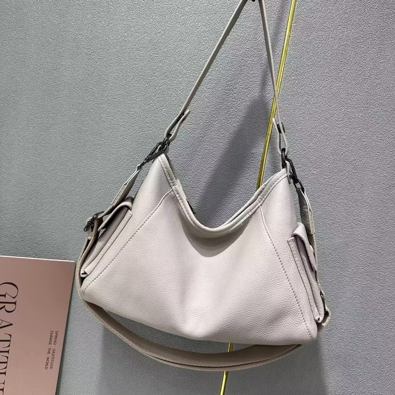 新品真皮女包女式2025新款流行高端大气软皮单肩包头层牛皮饺子包
