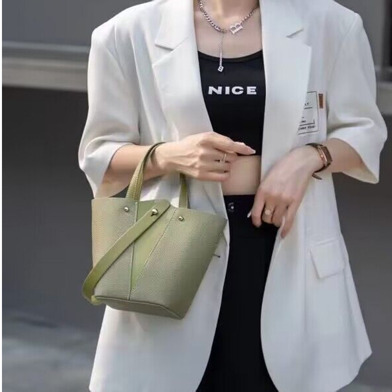 梦嘉丽头层牛皮撞色菜篮子女包