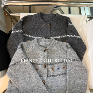 开衫 厚实毛衣秋冬针织衫 刺绣小花 木质牛角扣