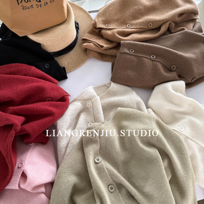 圆领纯色单排扣长袖针织衫