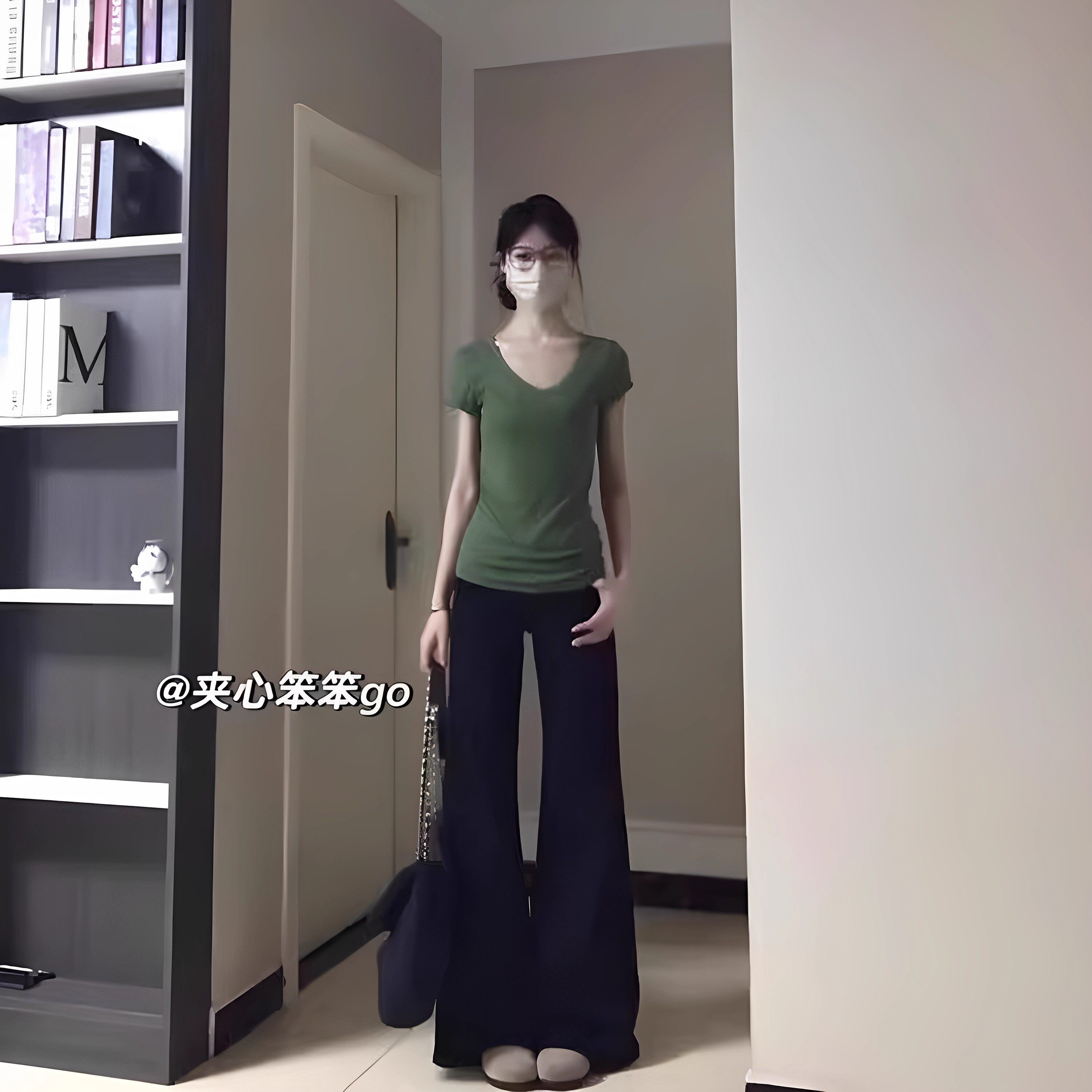 韩系复古绿色微透v领短袖t恤女夏季性感风设计感修身显瘦百搭上衣