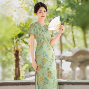2025夏季新款V领印花复古新中式改良修身显瘦绿色奥黛旗袍过膝裙
