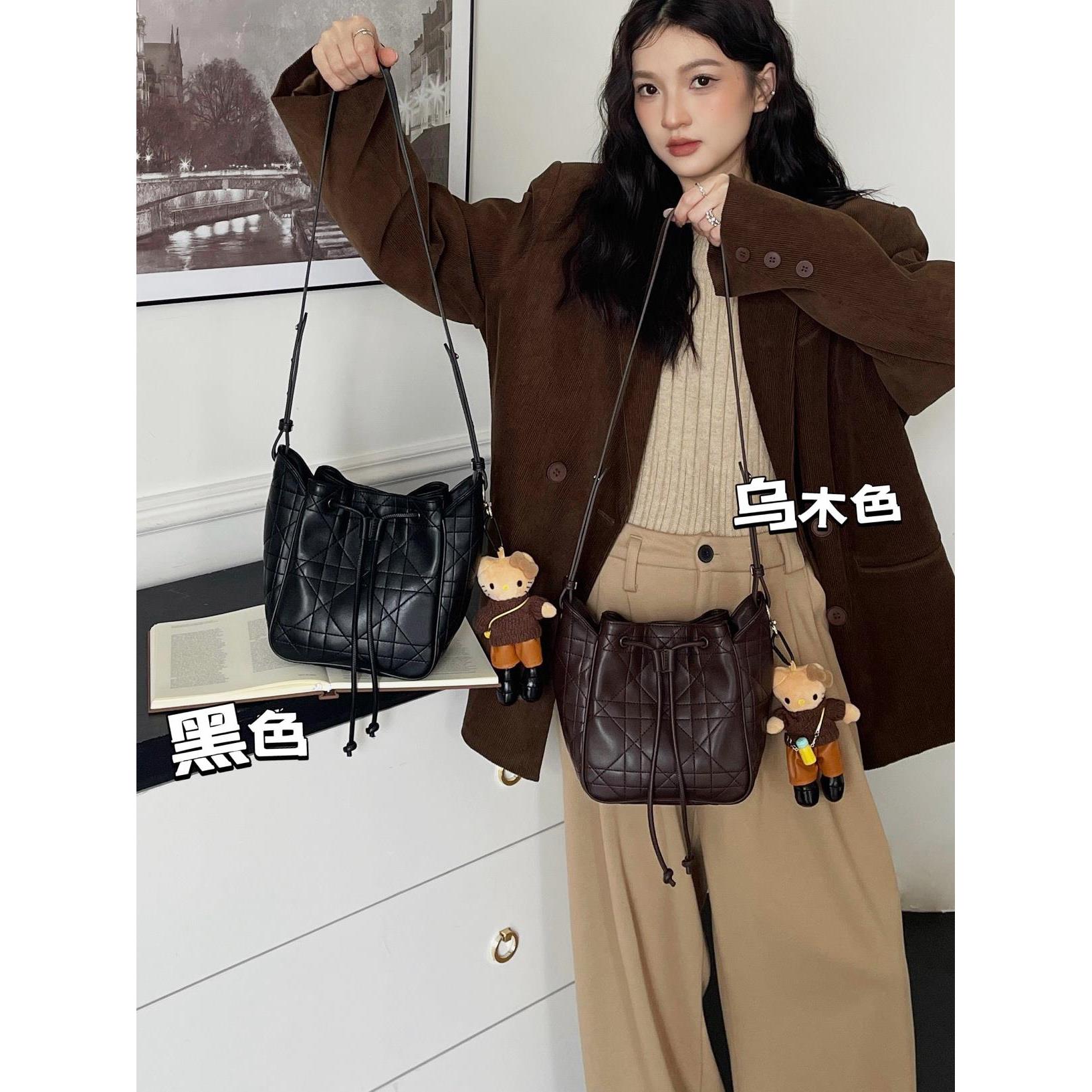 时尚真皮菱格水桶包包女高级感百搭通勤腋下单肩斜挎包中古托特包