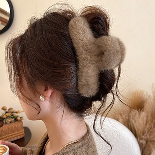 冬季大号毛毛抓夹女2026新款高级感鲨鱼夹子发量多发夹