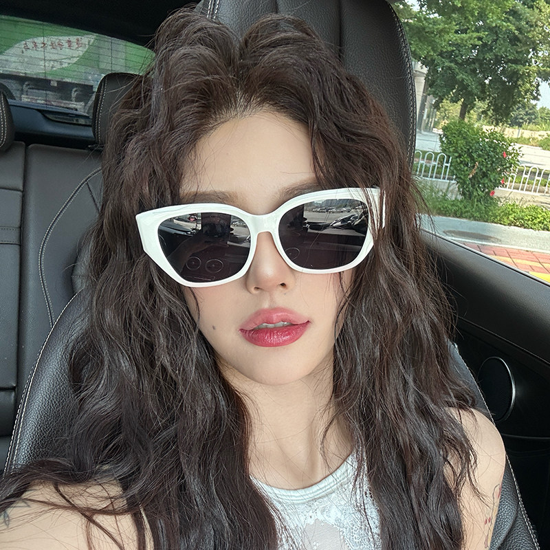 新款白框复古墨镜女款感辣妹风度假显瘦遮阳防紫外线太阳镜潮