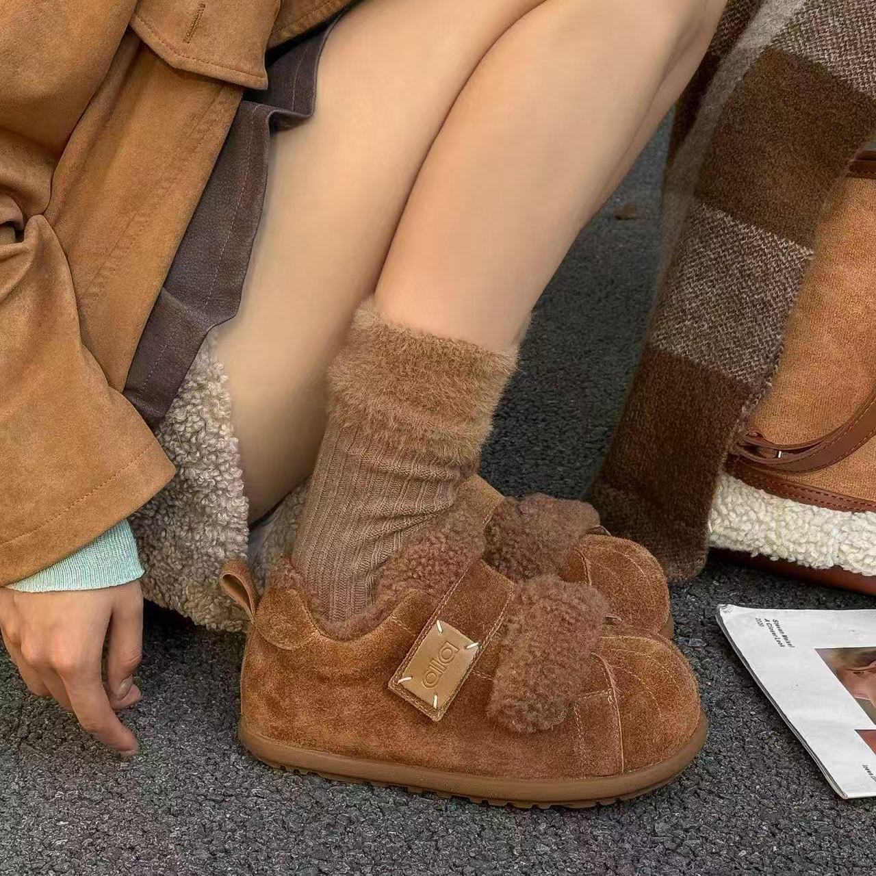 2025新款时尚百搭真皮休闲板鞋女加绒加厚保暖低帮磨砂棉鞋魔术贴