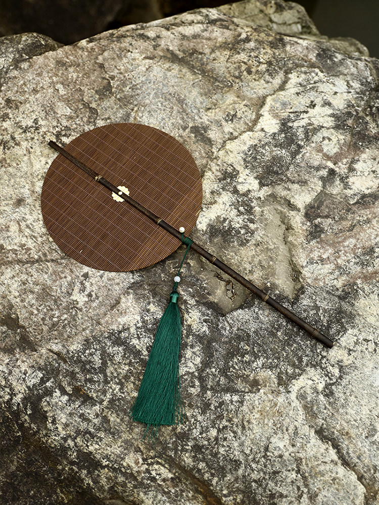 고대 스타일 보라색 대나무 허리 팬 HANFU 둥근 팬 중국 스타일의 긴 손잡이 술 롤 지그재그 팬 클래식 휴대용 허리 팬