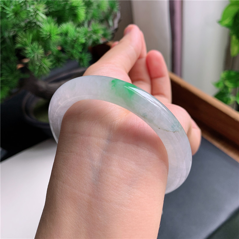 9月新品 55圈口冰种飘阳绿圆缅甸翡翠