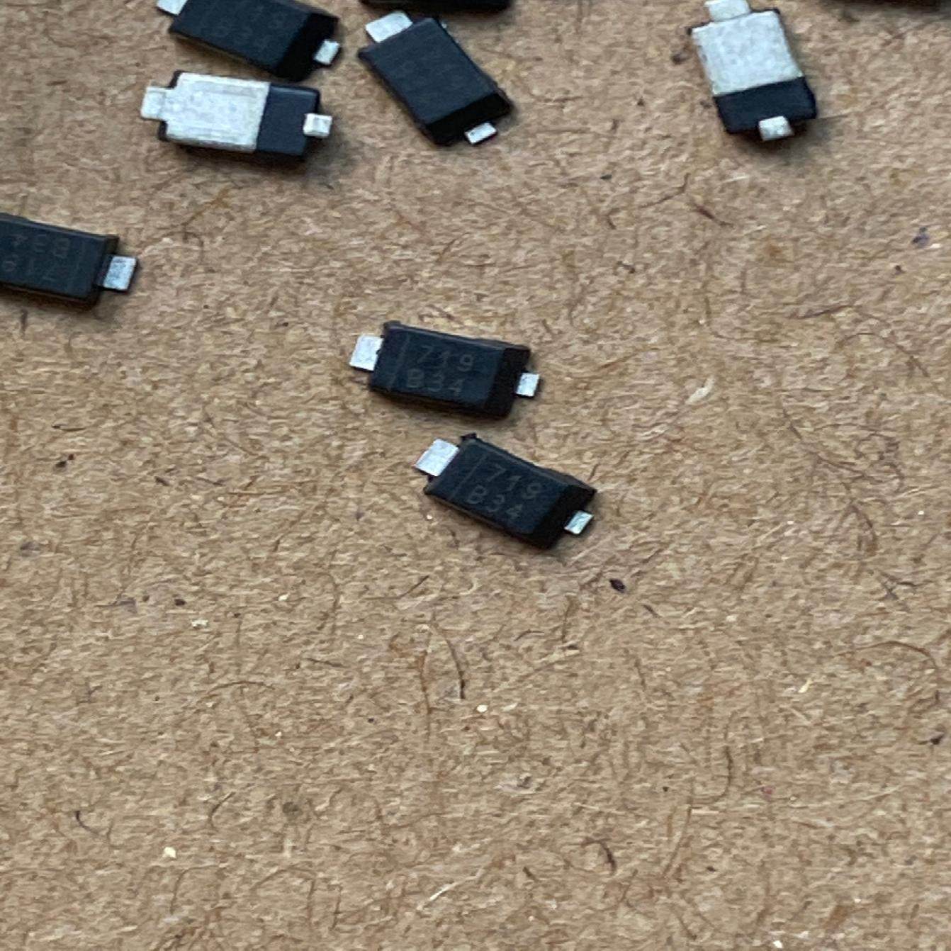 mbrs340t3 丝印:b34 smc 肖特基二极管   50个=10元