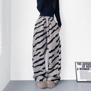 大码斑马纹摇粒绒裤子女冬季胖mm加绒加厚保暖防风不臃肿阔腿卫裤