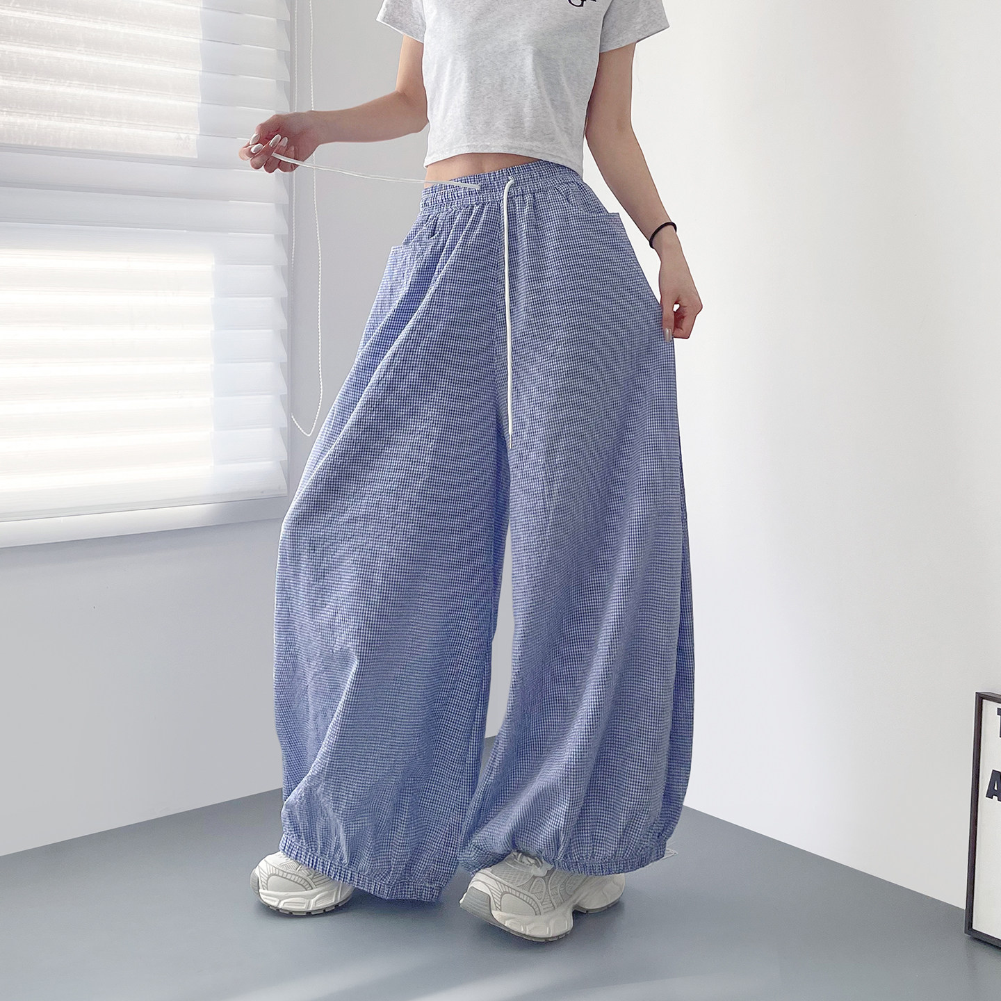 蓝白格纹阔腿大码女裤胖mm2026夏季新款宽松抽绳束脚百搭休闲长裤