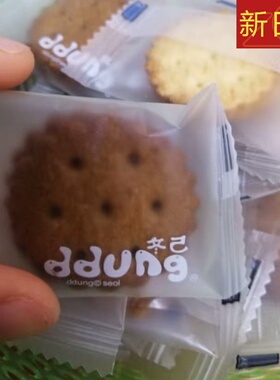 新货ddung冬己饼干咸蛋黄黑糖夹心麦芽饼网红麦芽糖小零食台湾