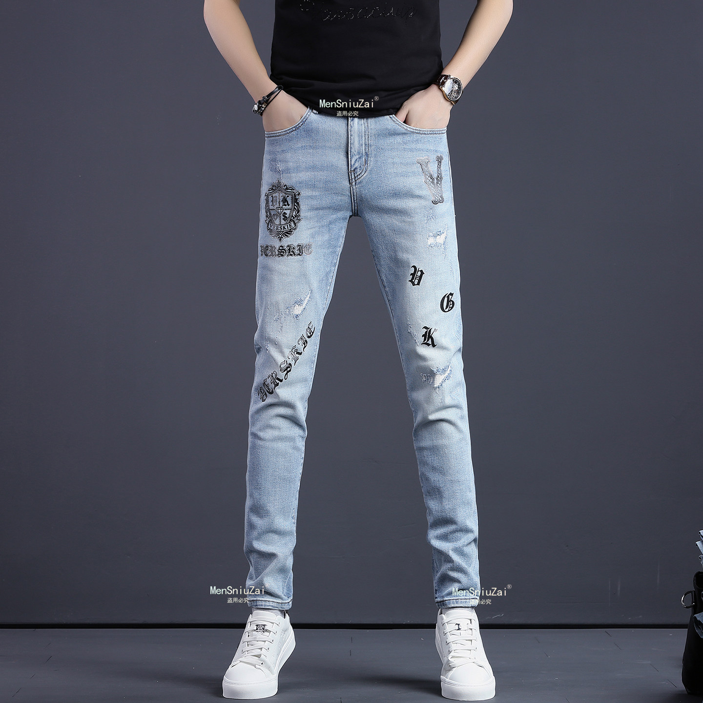 高端印花字母破洞男士牛仔裤修身小脚弹力百搭潮流青年烫店长裤