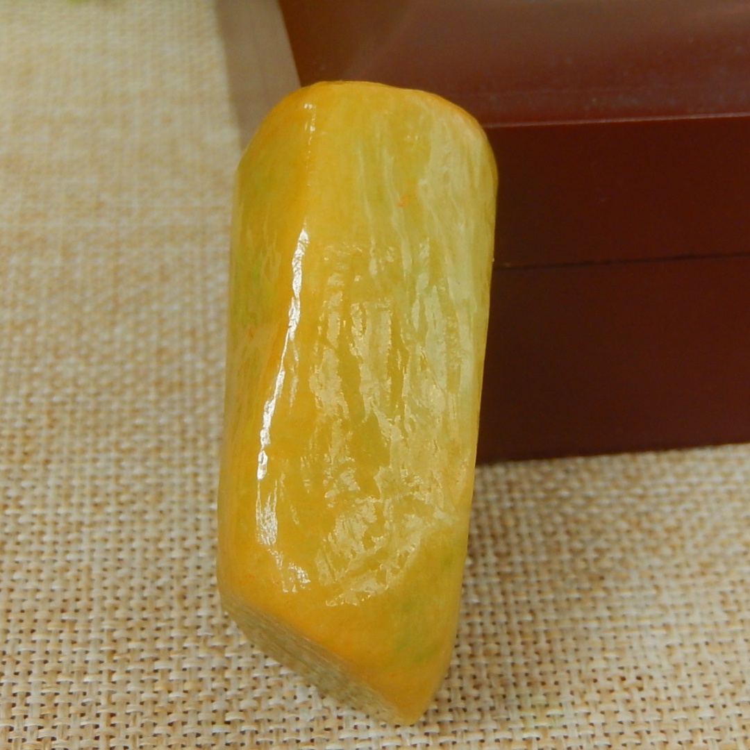 缅甸A货翡翠原石半明料玉石毛料大马坎黄加绿料子边角料挂件K6388