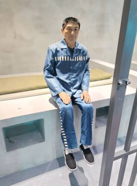展馆牢房犯人蜡像忏悔场景仿真人硅胶蜡像1比1制作监狱硅胶人