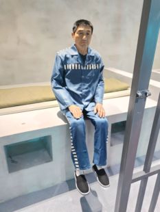 展馆牢房犯人蜡像忏悔场景仿真人硅胶蜡像1比1制作监狱硅胶人
