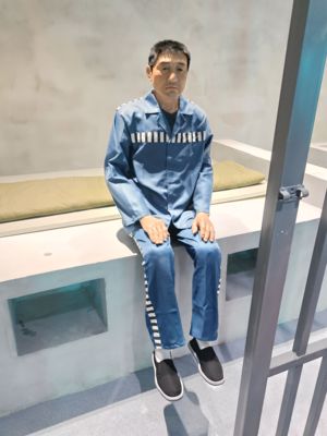 展馆牢房犯人蜡像忏悔场景仿真人硅胶蜡像1比1制作监狱硅胶人