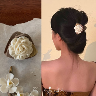 「古典香颂」绸缎山茶花 复古温柔白花抓夹发抓后脑勺发夹女 法式