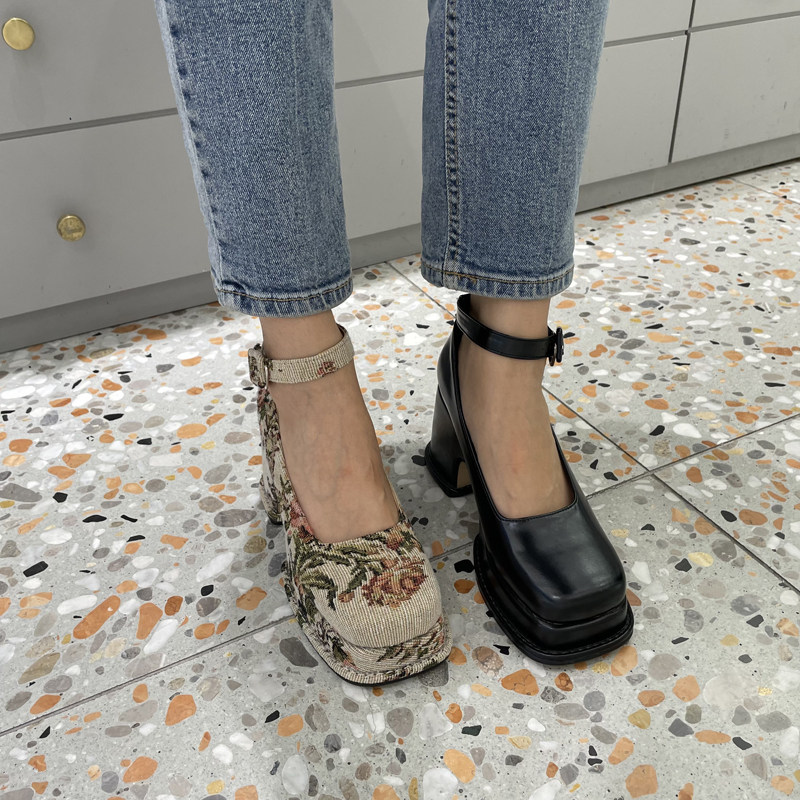 小池在首尔2023秋复古绒面花朵高跟鞋防水台粗跟方头浅口搭扣女鞋