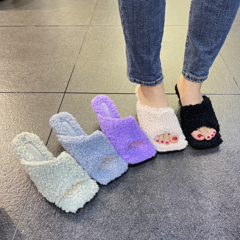 小池在首尔东大门仿羊羔绒字拖鞋