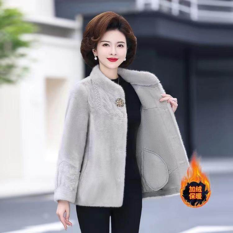 时尚妈妈洋气皮毛一体大衣短款秋冬装皮草外套高贵中老年女装上衣
