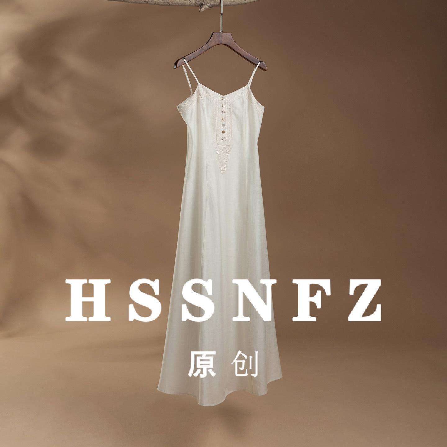 真丝麻醋酸混纺吊带裙女2026新款苗绣花亚麻长款度假文艺风连衣裙
