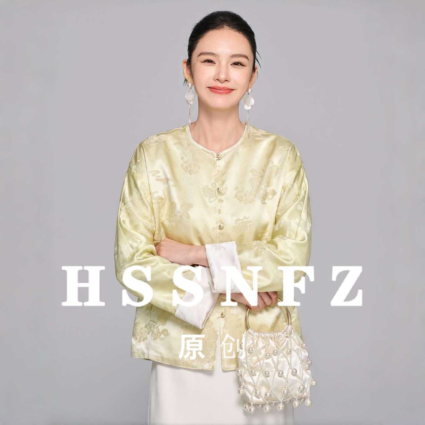 花拾新中式米黄瑞兽花卉提花外套女2026秋季圆领对襟缎面宽松上衣
