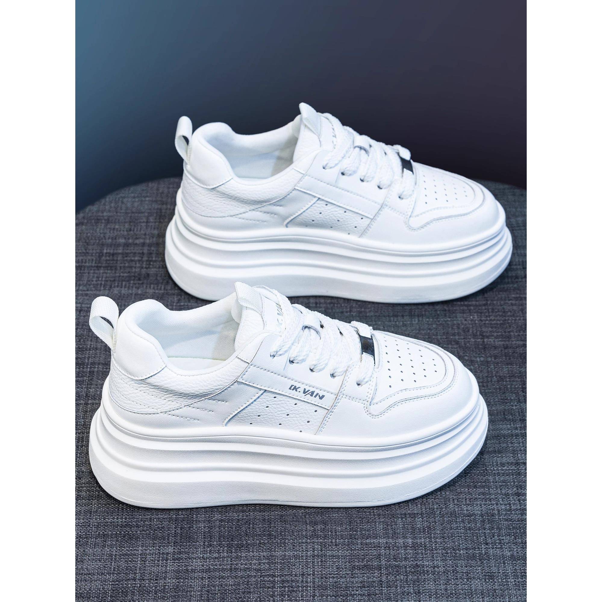 2025年秋季新款内增高小白鞋女休闲运动厚底板鞋爆款轻便松糕鞋子