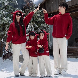 过年亲子装一家三四五六口卫衣酒红卫衣母女2026新款全家福拜年服