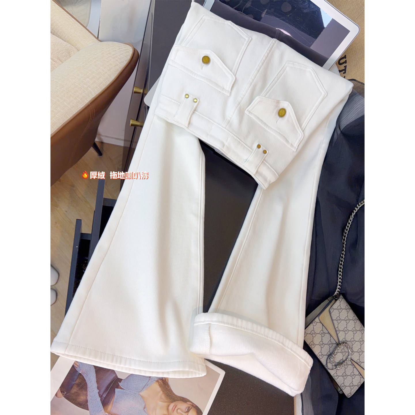 时髦翻盖口袋白色加绒微喇牛仔裤