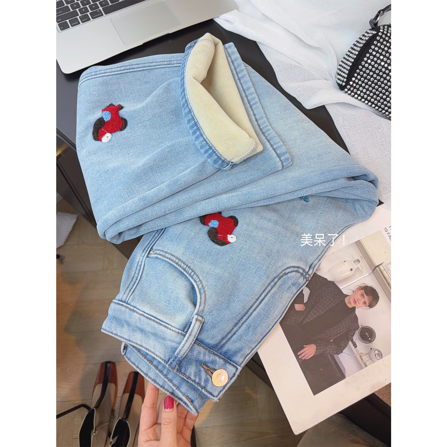 氛围感潮款穿搭！浅色个性小马刺绣牛仔裤女冬加绒直筒窄版阔腿裤