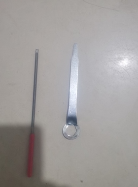 电链锯挫刀加扳手一把